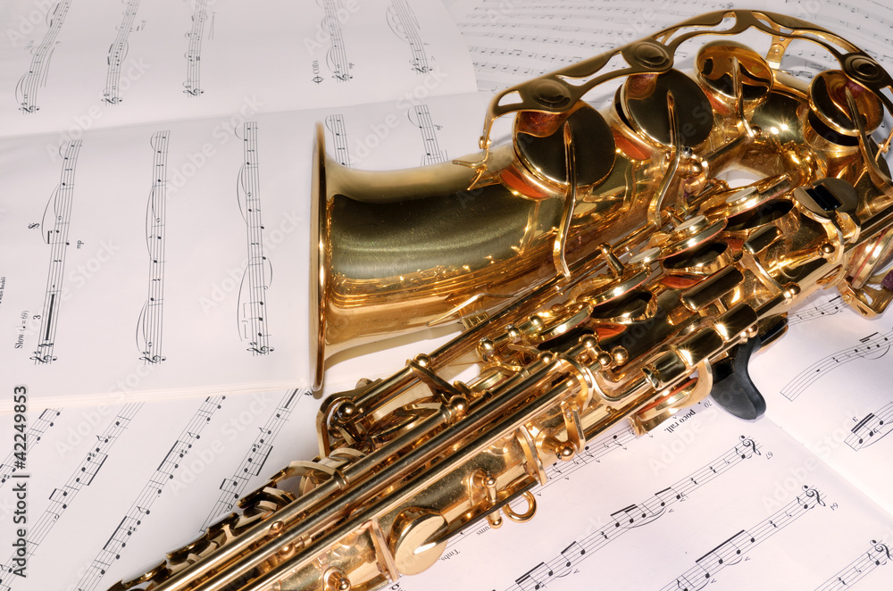 Obraz premium Saxophon auf Noten 1