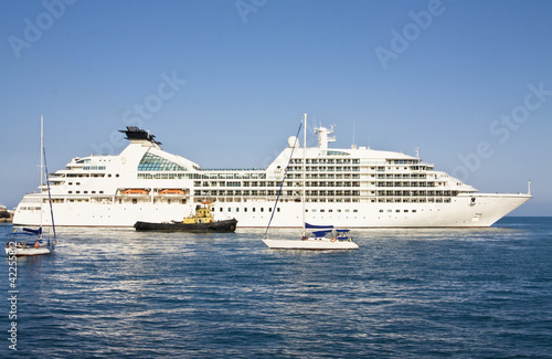 Big cruise liner and little yachts