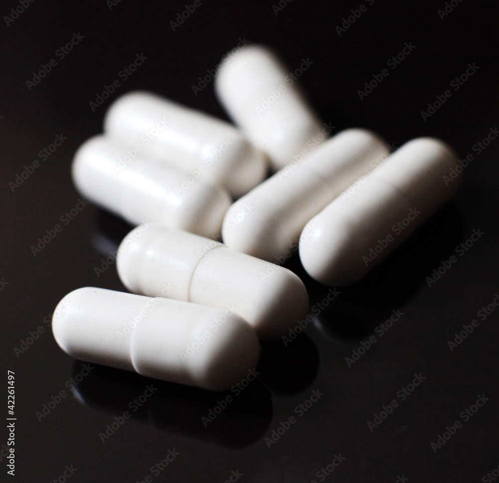 gélules médicaments sur fond noir gélules médicaments sur fond noir