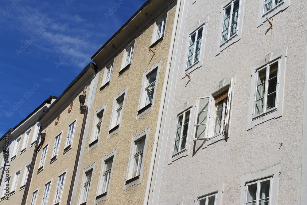 historische Reihenhäuser in der Salzburger Altstadt