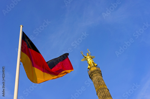 Siegessäule mit Deutschlandfahne im Wind photo