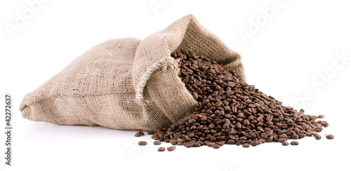 Photo Burlap sack full of coffee beans isolated on white