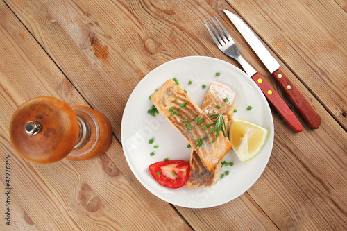 baked pink salmon steaks with tomato and grinder
