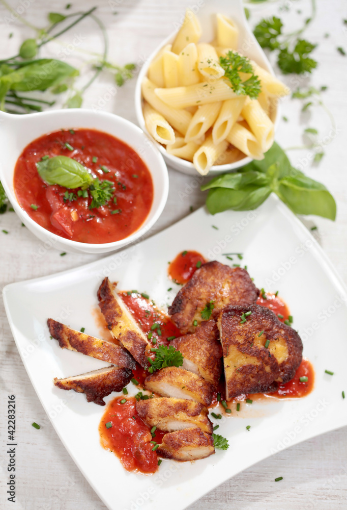 Piccata Milanese mit Tomatensosse und Nudeln Piccata Milanese mit Tomatensosse und Nudeln