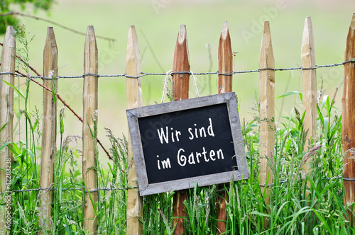 Wir sind im Garten Schild photo