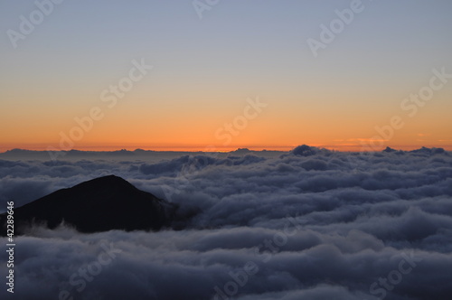 Wolken und Berge in der Morgendämmerung - Maui, Hawaii