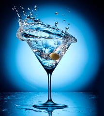 Küchenrückwand glas motiv Spritzendes Wasser Spritzer Martini aus fliegenden Oliven.  © volff