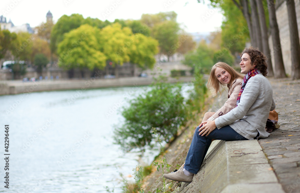 Fototapeta premium Romantic couple in Paris, having a date