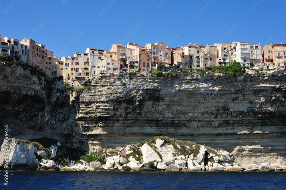 Bonifacio (Corse) habitations à flanc de falaise