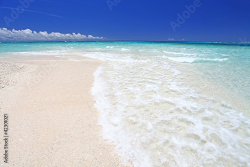 ナガンヌ島の美しいビーチに打ち寄せる白い波
