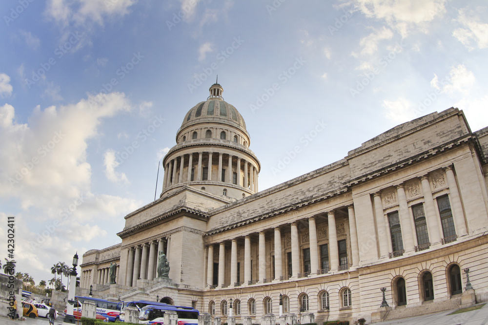 Obraz premium the capitolio building in the centre of havana, cuba
