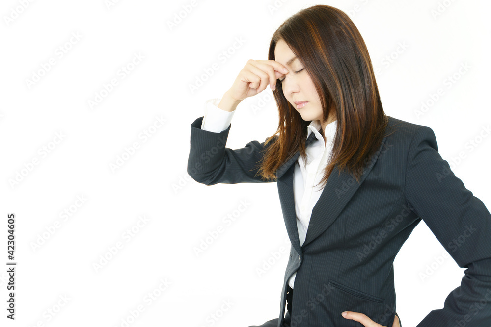 頭痛に悩むオフィスレディー