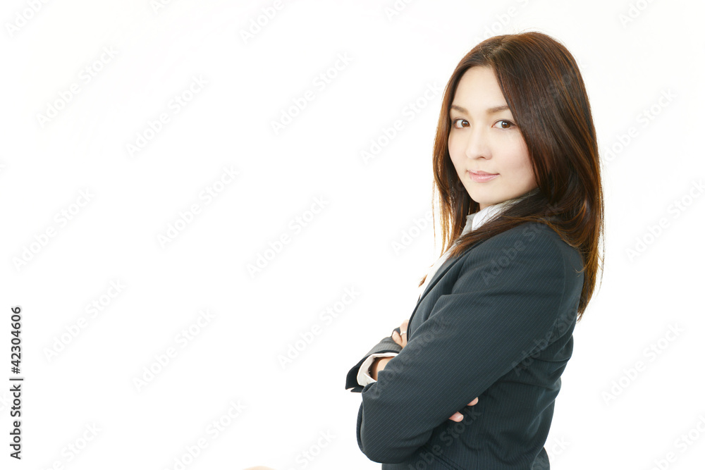 腕組みをして微笑むオフィスレディー 腕組みをして微笑むオフィスレディー
