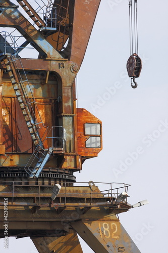 Старый, ржавый портовый кран