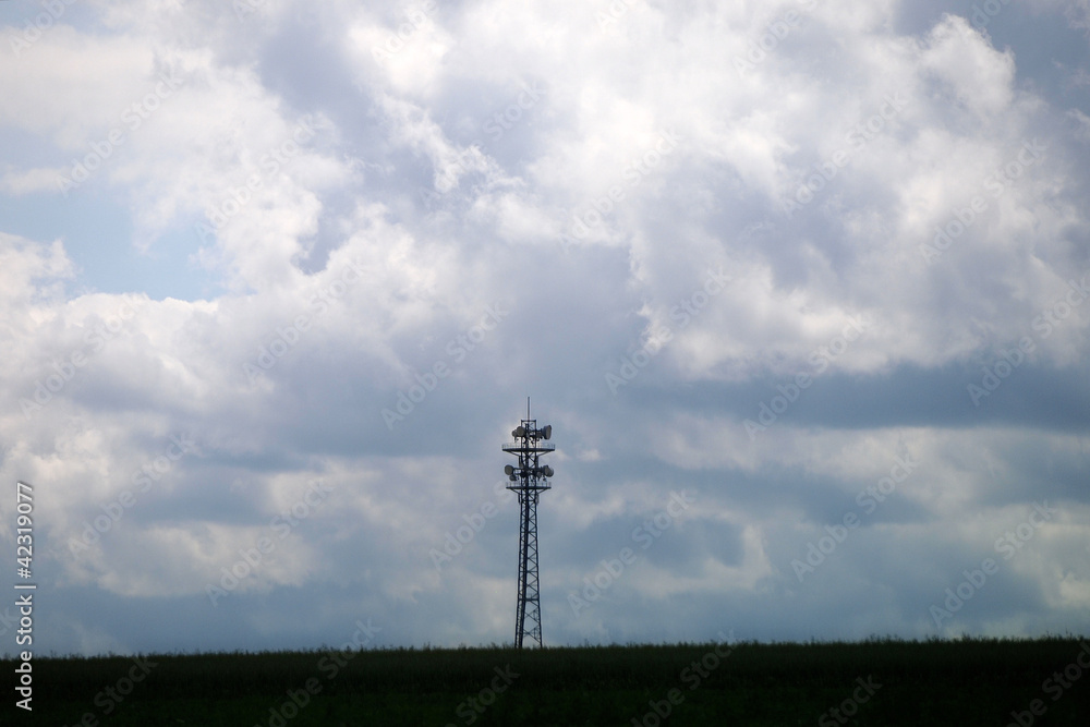 Obraz premium Sendemast in der Ferne