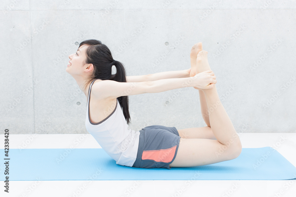 ストレッチする女性 ストレッチする女性