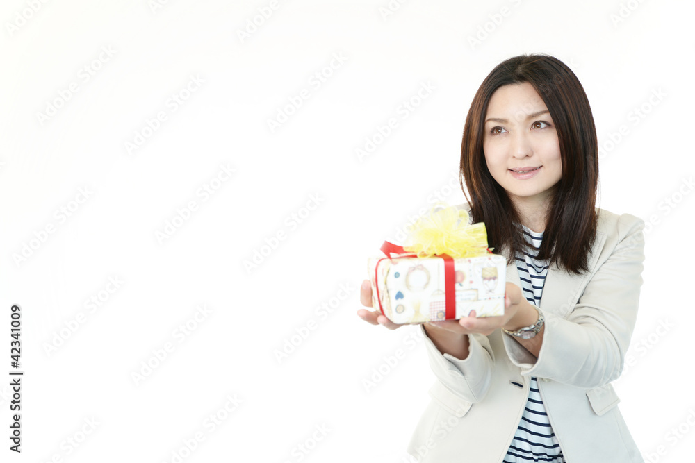 プレゼントを手渡す笑顔のオフィスレディー