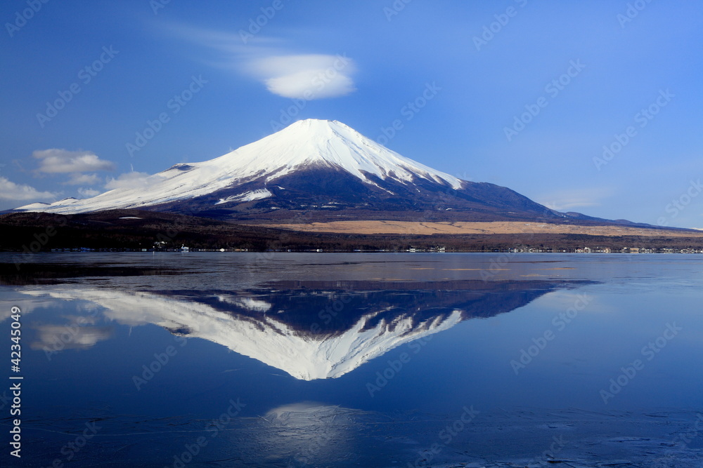 逆さ富士と笠雲