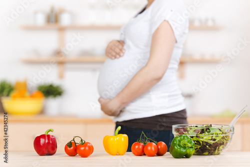 schwangere frau mit gesunden lebensmitteln