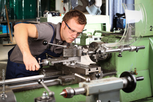 Industriemechaniker bei der Arbeit