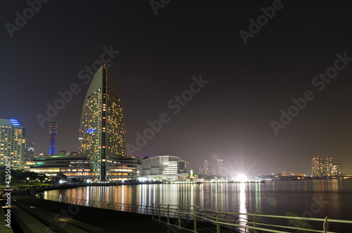 横浜みなとみらい２１の夜景 © motodan