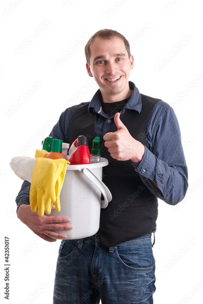 Mann mit Eimer voller Reinigungsmittel und Daumen hoch Mann mit Eimer voller Reinigungsmittel und Daumen hoch