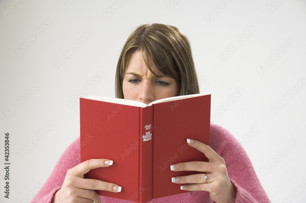 Frau mit Leseschwierigkeiten Frau mit Leseschwierigkeiten
