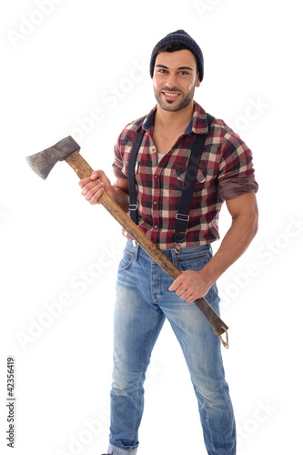 Holzfäller hält Axt vor der Brust