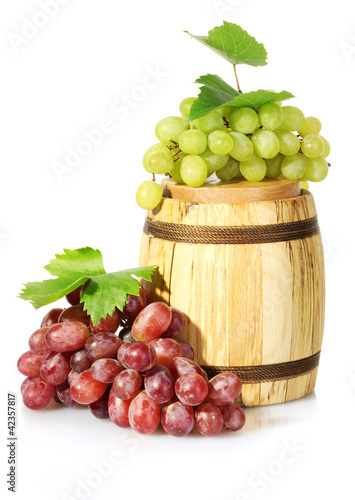 barrel of wine and ripe grapes isolated on white