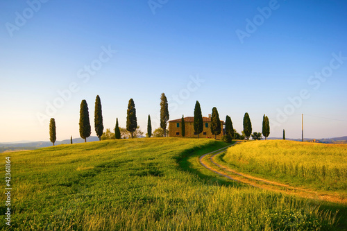 Villa in Toscana con cipressi