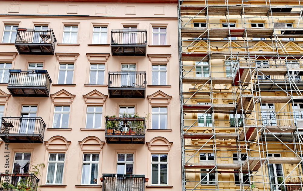 Naklejka premium immeuble rose et immeuble en travaux.