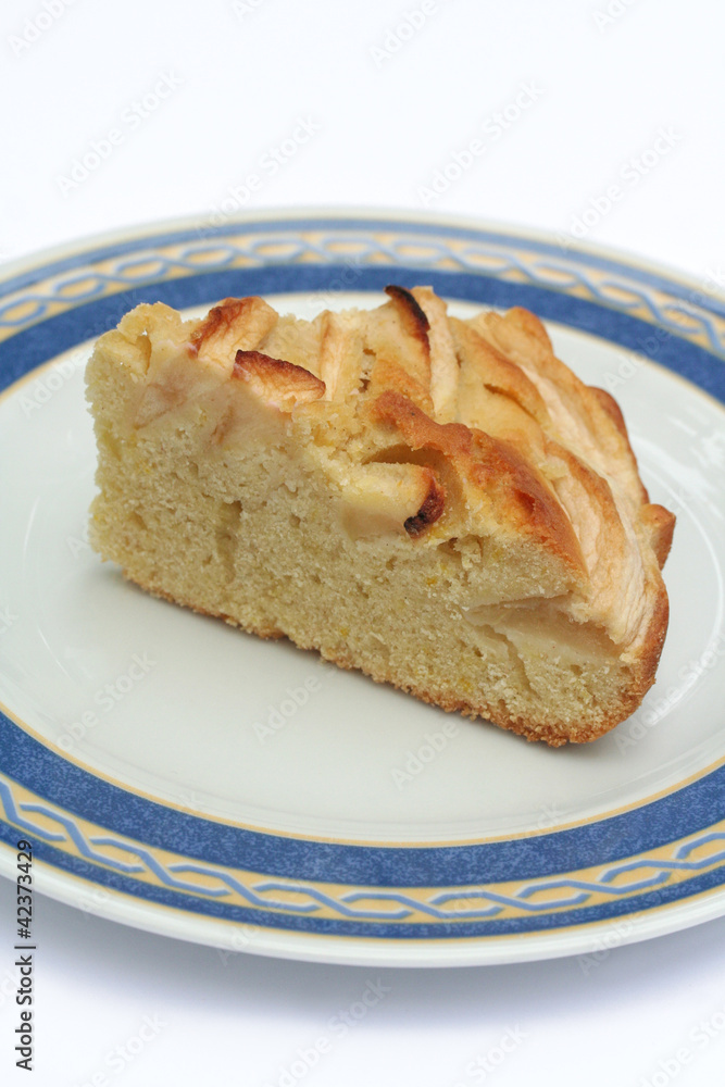 torta di mele su piatto decorato_sfondo bianco torta di mele su piatto decorato_sfondo bianco