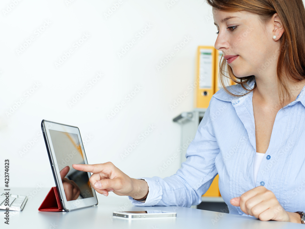 Business woman at work using touchpad for reserche Business woman at work using touchpad for reserche