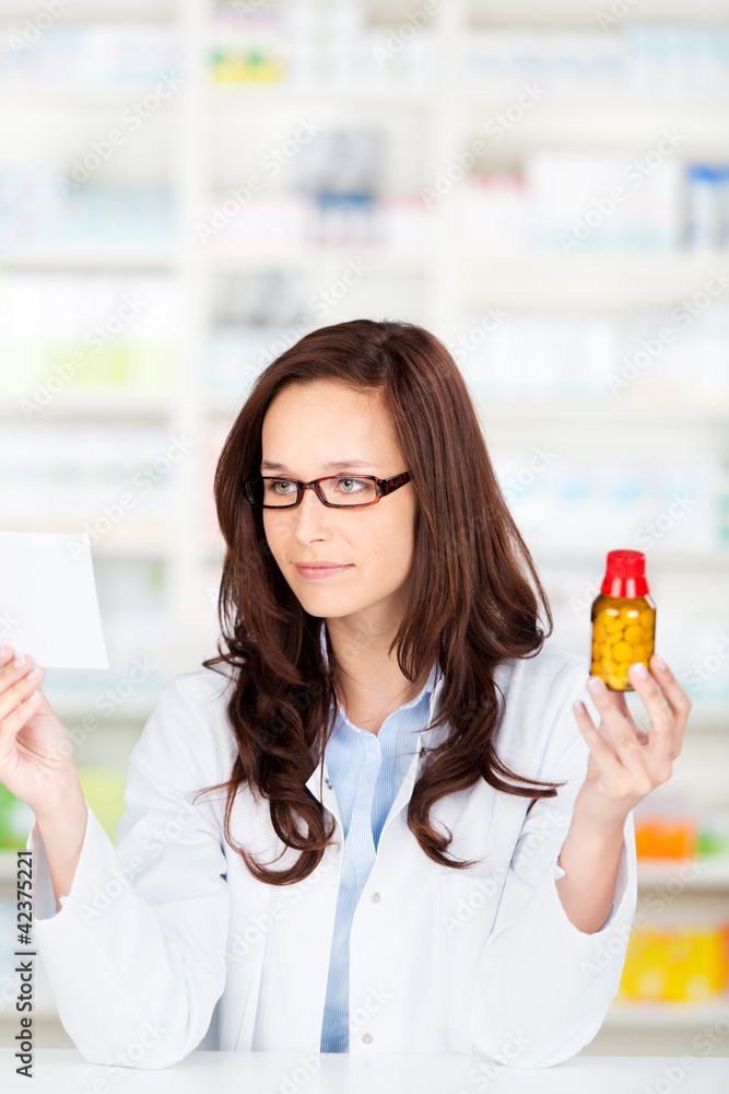 apothekerin mit arznei und rezept apothekerin mit arznei und rezept