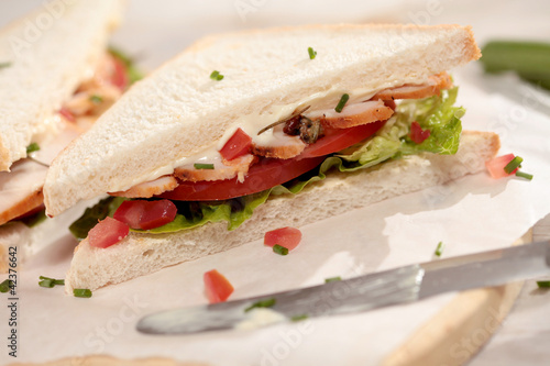 Sandwich mit Putenbrust Salat und Tomate photo