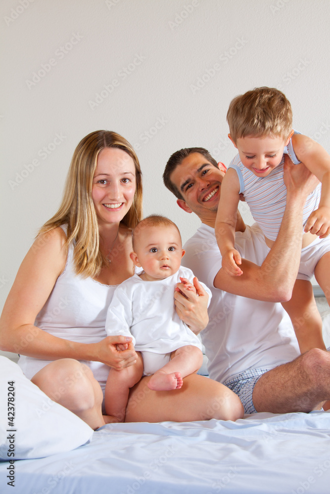 Eltern und Kinder im Schlafzimmer