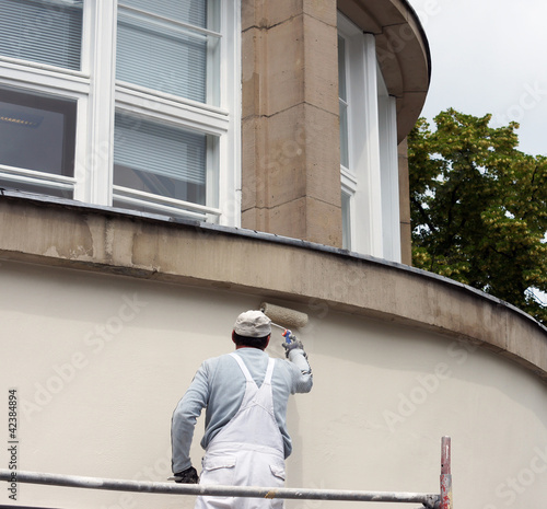 Anstreicher an Fassade