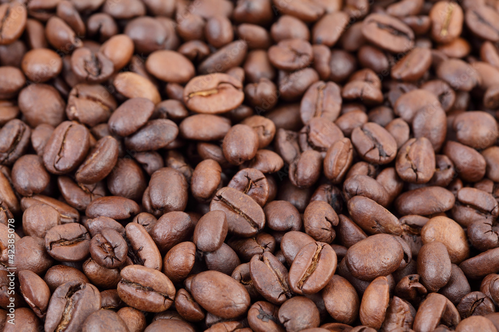 Naklejka premium Zbliżenie ziaren kawy, selektywna ostrość