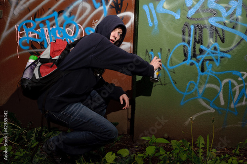 graffitisprüher in aktion wird ertappt