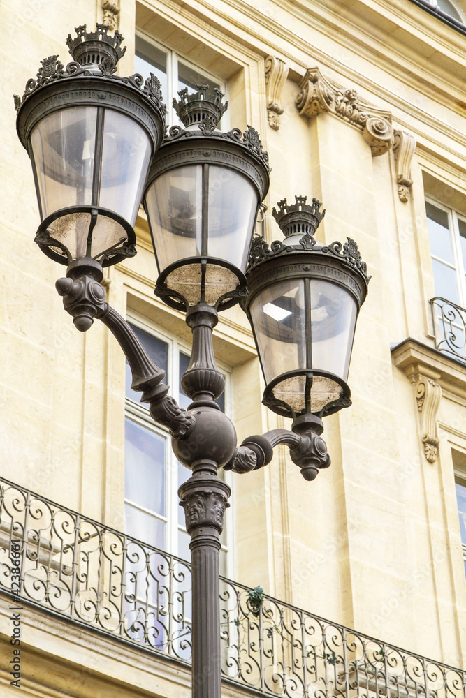 Historische Straßenlaterne in Paris, Frankreich Historische Straßenlaterne in Paris, Frankreich