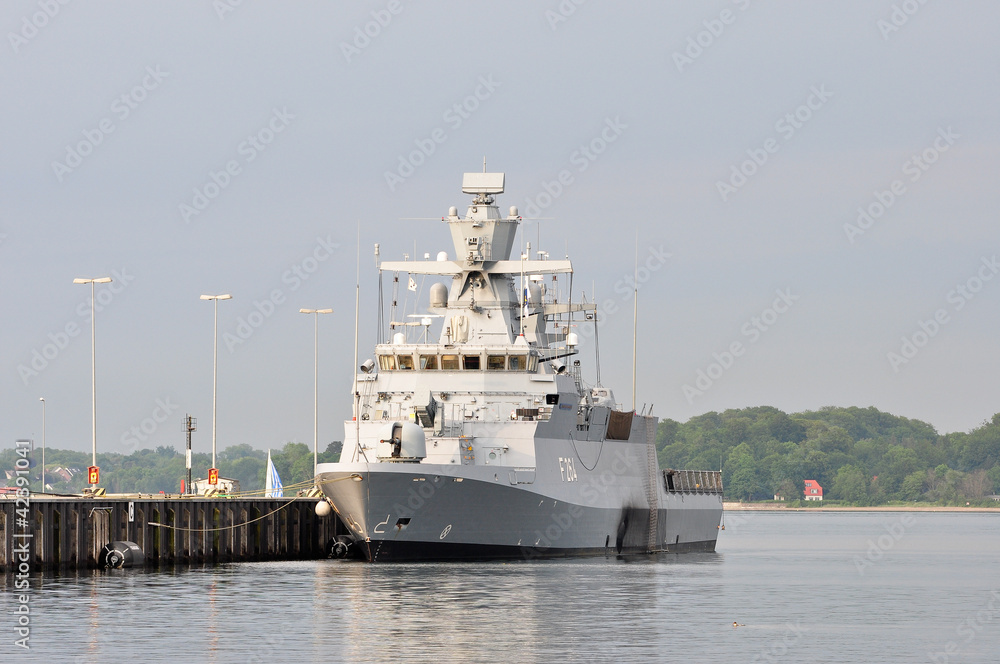 Marineschiff im Hafen