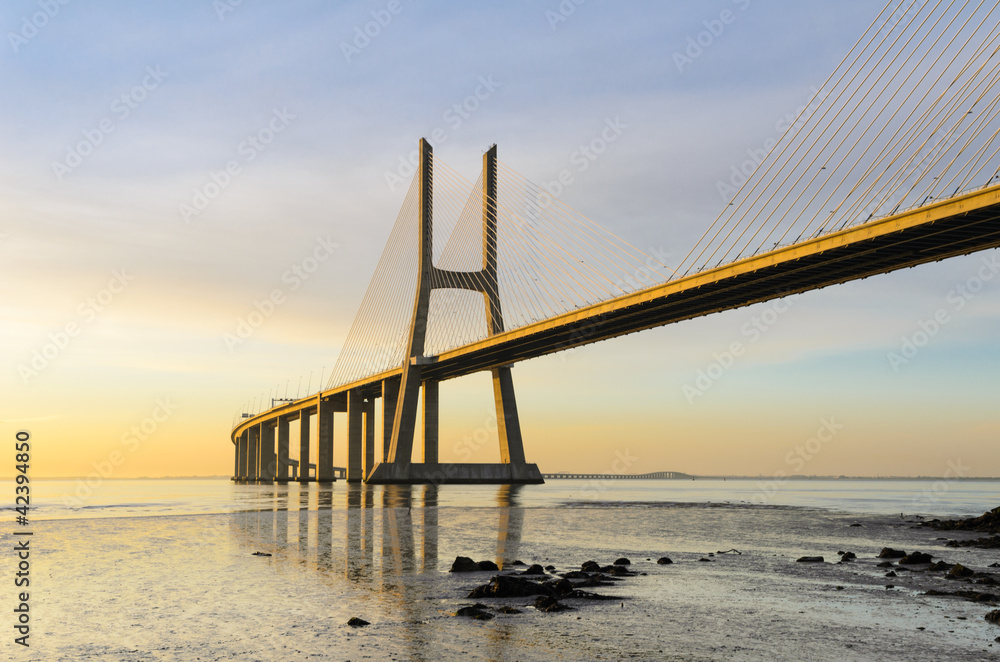 Obraz premium Vasco da Gama bridge at sunrise, Lisbon