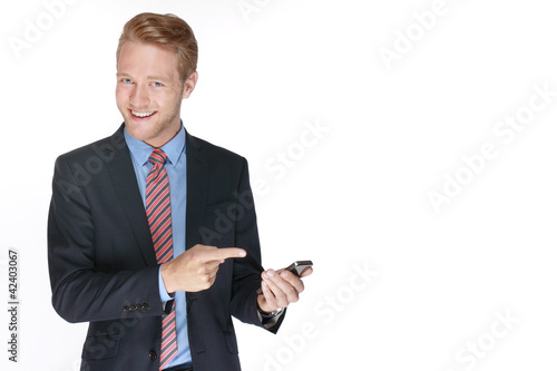 Erfolgreicher, junger Geschäftsmann mit Smartphone