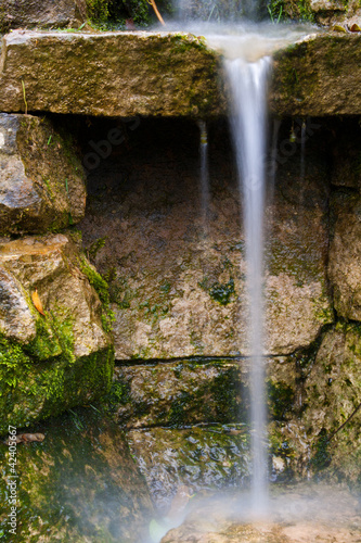 Fließendes Wasser auf Weg photo