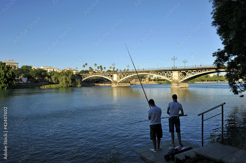 Pescando en el río Guadalquivir