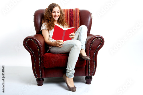 Junge Frau liest ein Buch