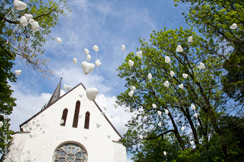 Kirche und Luftballons