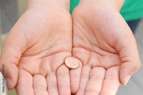 mani con moneta da 1 centesimo