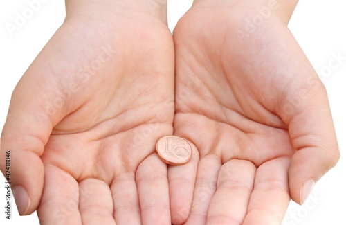mani con moneta da 1 centesimo su sfondo bianco