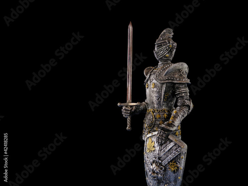 Ritter mit Schwert und Schild vor schwarzem Hintergrund